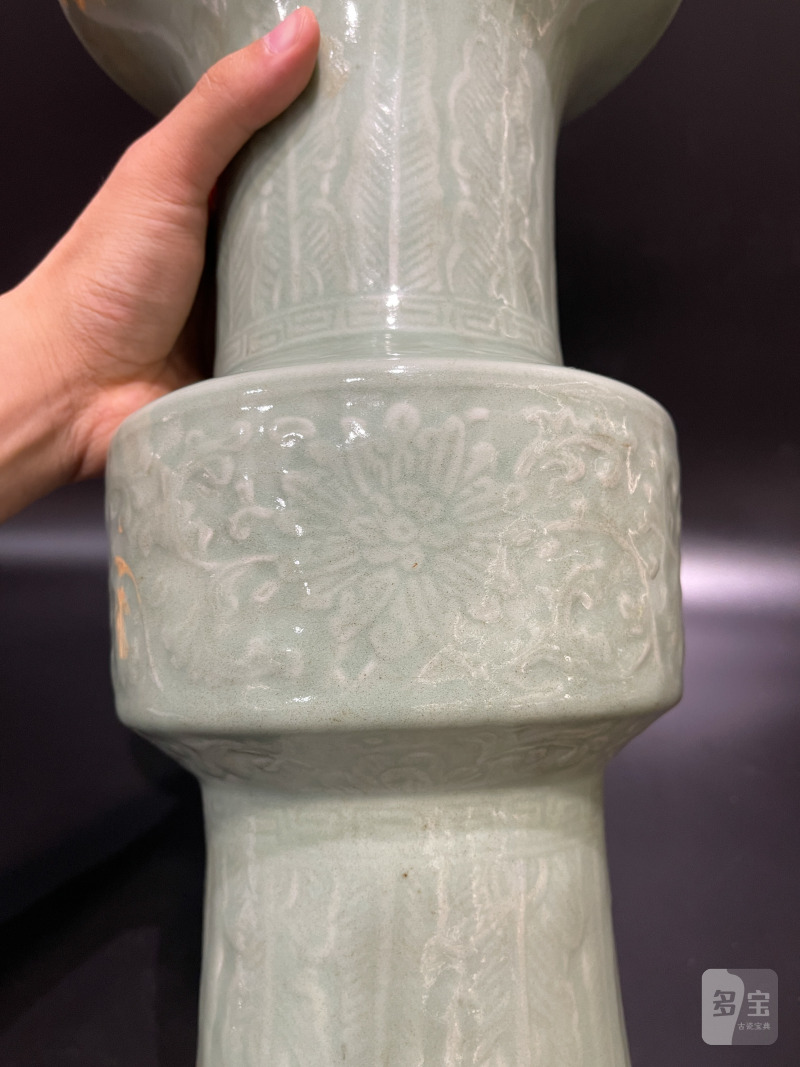 清乾隆 豆青釉浮雕缠枝莲纹花觚 - 图8